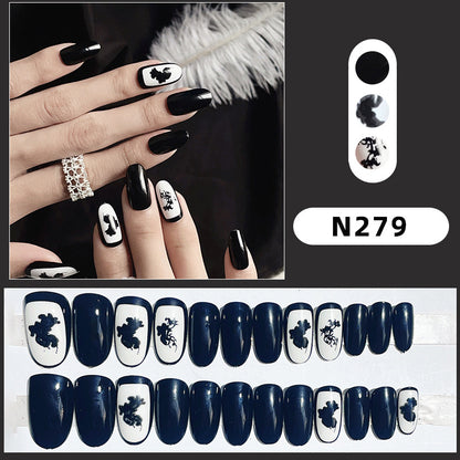 Künstlerisches Press-On Nagelset mit floralen und abstrakten Designs