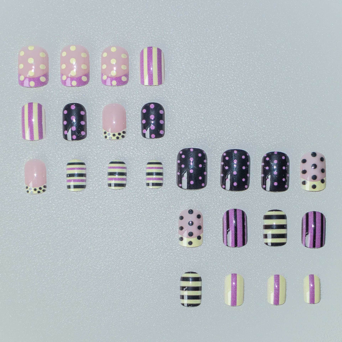 Künstlerisches Gestreiftes und Punktmuster Nagelkunst-Set