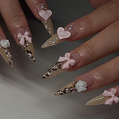 Kunstvolle Nagelverlängerungen mit dekorativen 3D-Motiven Brehn