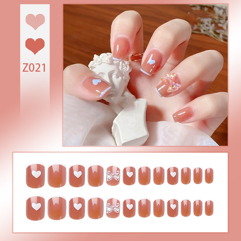 Kunstnagelset mit eleganten Glitzerverzierungen und schimmernden Akzenten Brehn