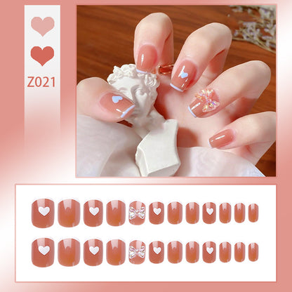 Kunstnagelset mit eleganten Glitzerverzierungen und schimmernden Akzenten Brehn