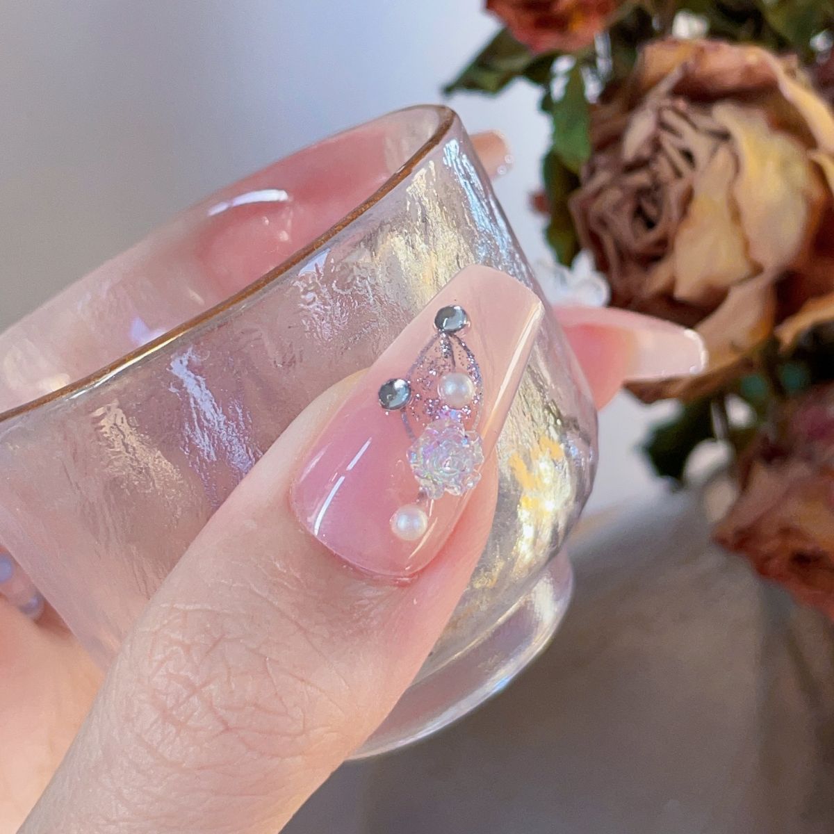 Kunstnägel mit glamourösem Perlen- und Glitzerdesign Brehn