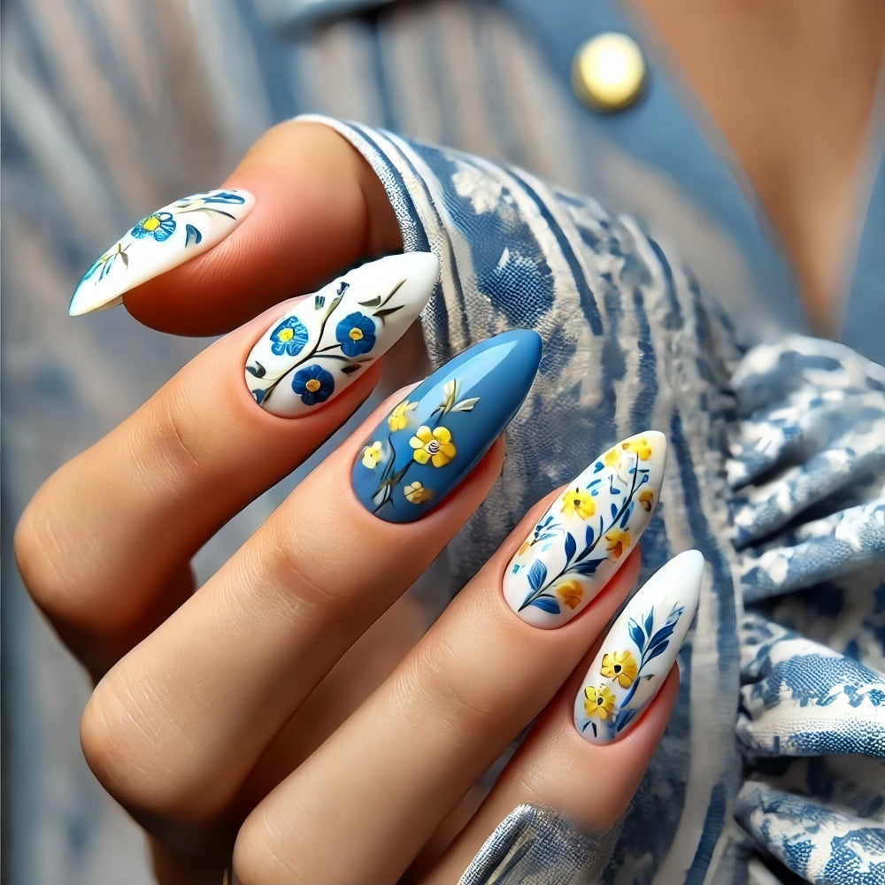 Kunstnägel mit floralen Mustern Brehn