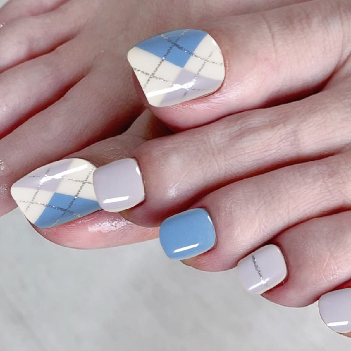 Kunstvolle Fußnagelkunst im modernen Design Brehn