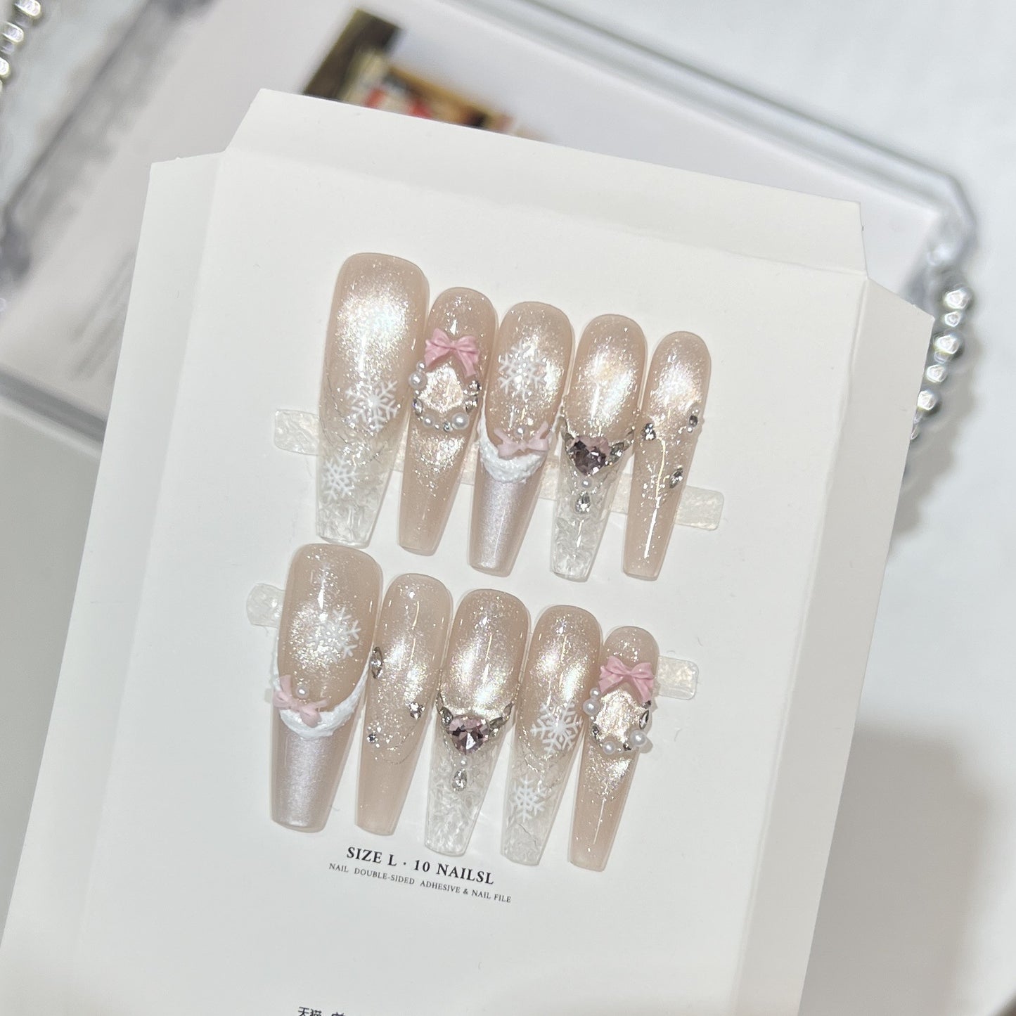 Dekorativer Stiletto Press-On Nagelset mit Strass- und Glitzerakzenten Brehn