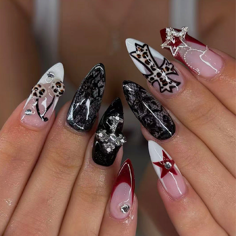 Kunstnagelset mit glamourösen Designs und hochwertigen Verzierungen Brehn