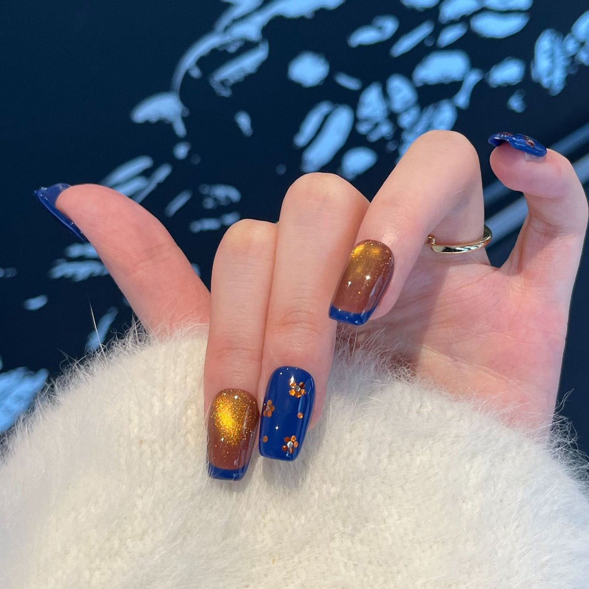 Dekoratives Press-On Nagelkunstset mit Glitzer und floralen Akzenten Brehn