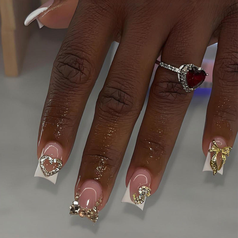 Kunstnagelset mit eleganten Schmuck- und Glitzerelementen Brehn