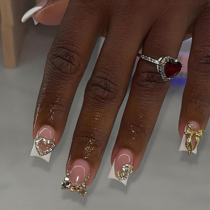 Kunstnagelset mit eleganten Schmuck- und Glitzerelementen Brehn