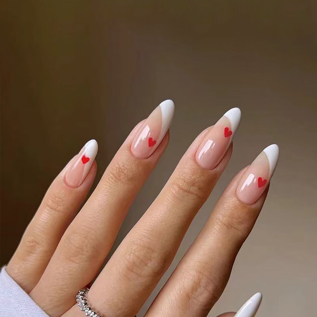 Elegante French Tip Press-On Nägel mit Herzakzenten Brehn