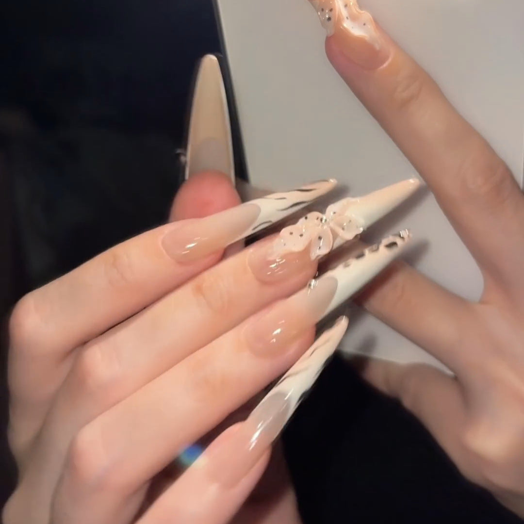 Elegante Kunstnägel mit Blumen- und Tierdesign Brehn