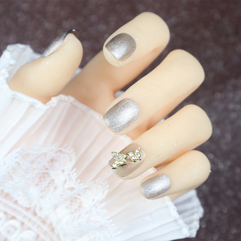 Glitzerndes Press-On-Nagelkunst-Set mit eleganten Schmetterlingsakzenten Brehn