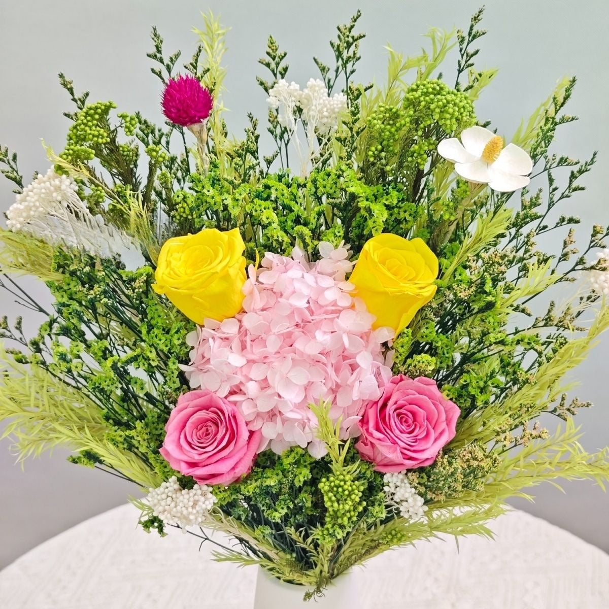 Lebhaftes gemischtes Blumenarrangement