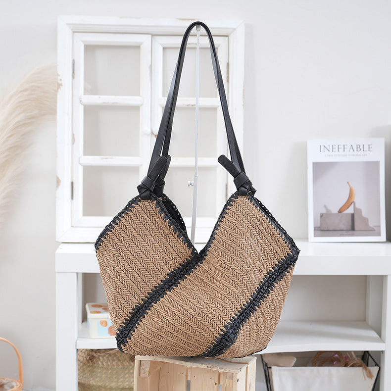 Handtasche Aus Geflochtenem Naturmaterial mit Kontrastierenden Ledergriffen Brehn