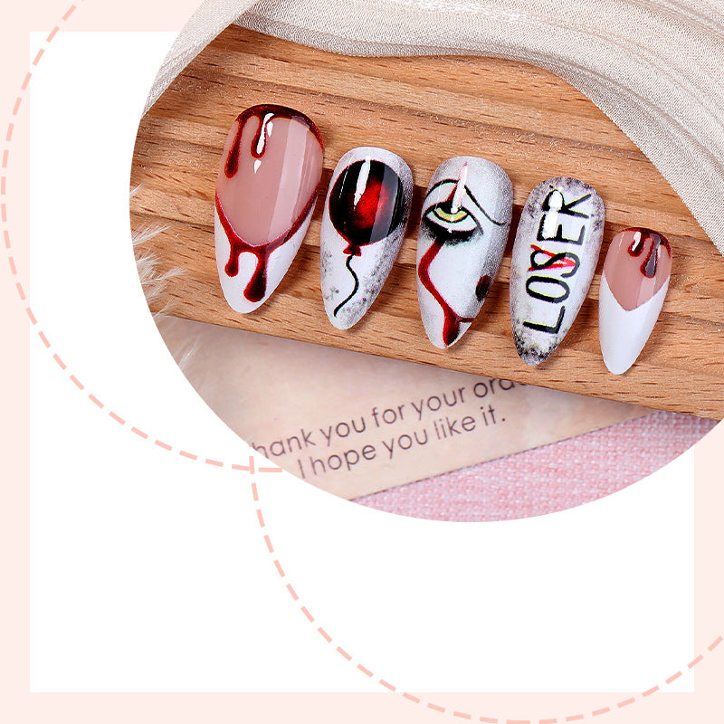 Kreatives Kunstnagelset mit blutigen und gruseligen Designs Brehn