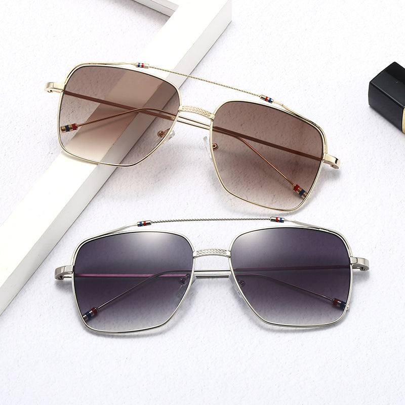 Damen modische geschwungene Brille mit schmalem Metallrahmen Brehn