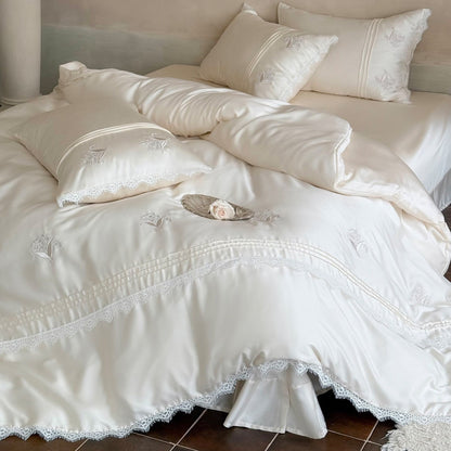 Luxus bestickte Satin Bettbezugset mit Spitzenbesatz und maßgeschneidertem Bettrock