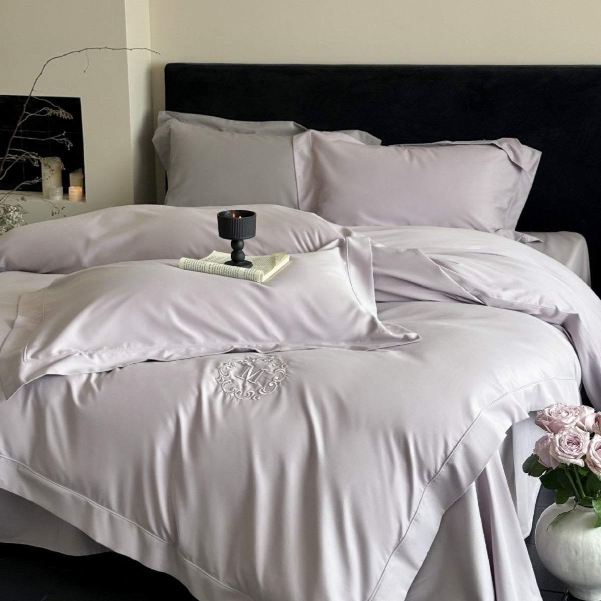 Luxuriöse Baumwollsatin-Bettgarnitur mit Monogramm-Stickerei und feiner Paspel