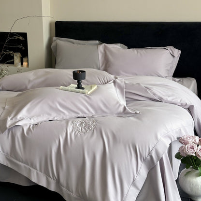 Luxuriöse Baumwollsatin-Bettgarnitur mit Monogramm-Stickerei und feiner Paspel