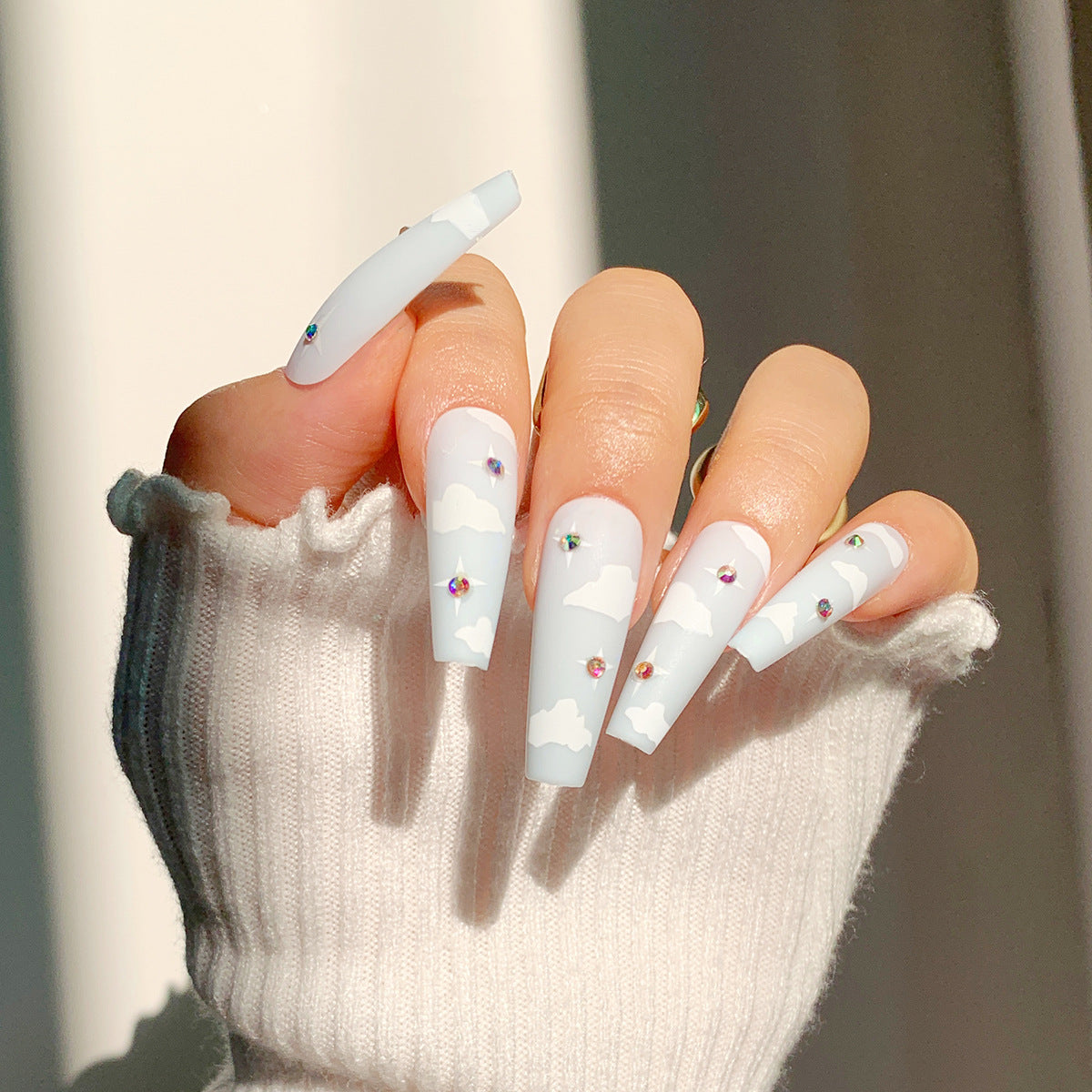 Kreative Nagelkunst im Wolken-Design mit Glitzerakzenten Brehn