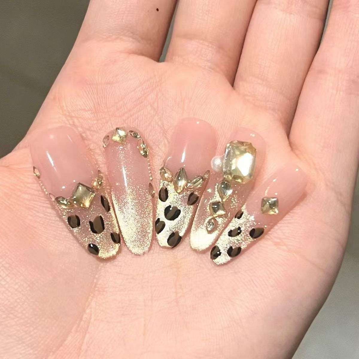 Glamouröse Kunstnägel mit Edlen Glitzerakzenten und Leopardendetails Brehn