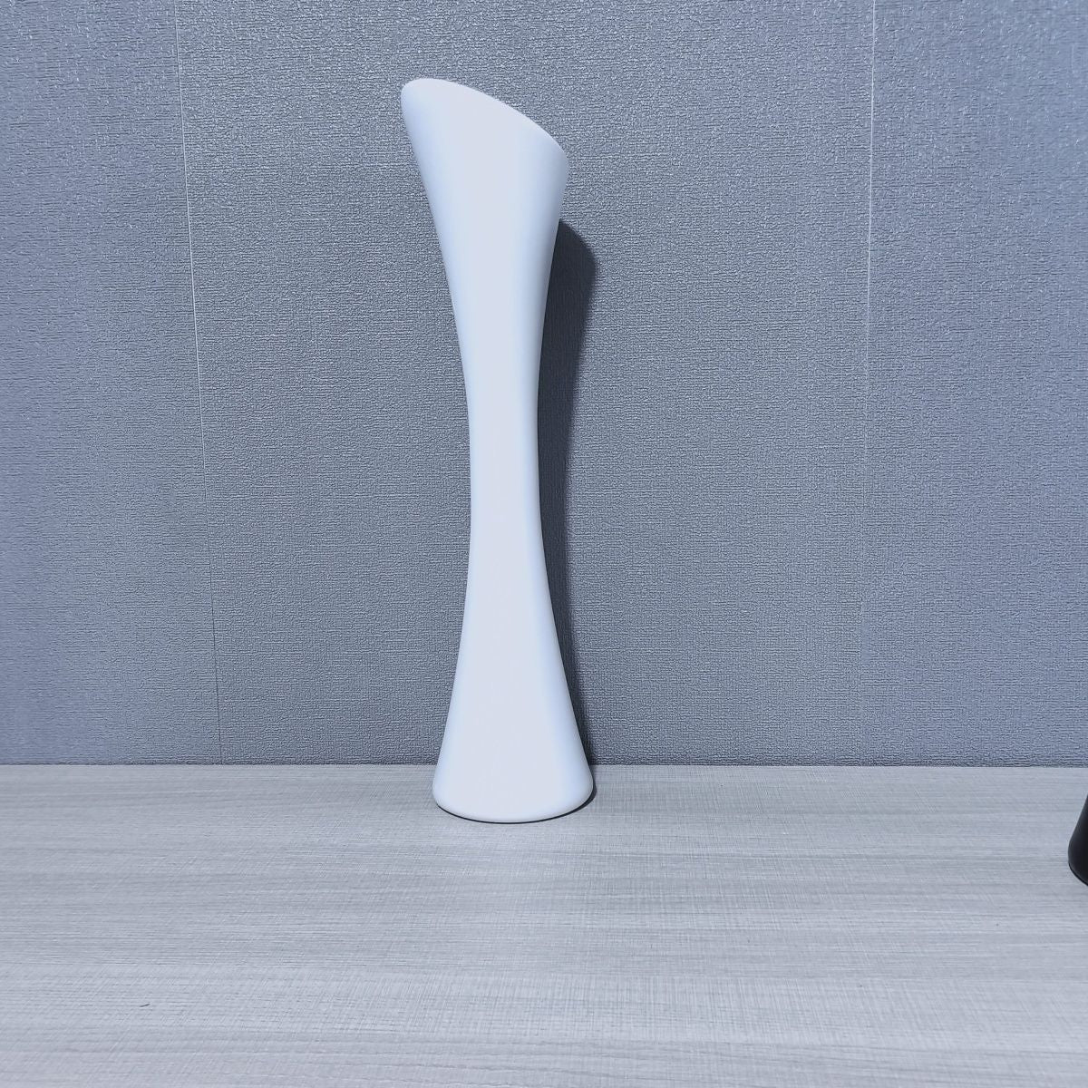 Elegante skulpturale Bodenvase Brehn