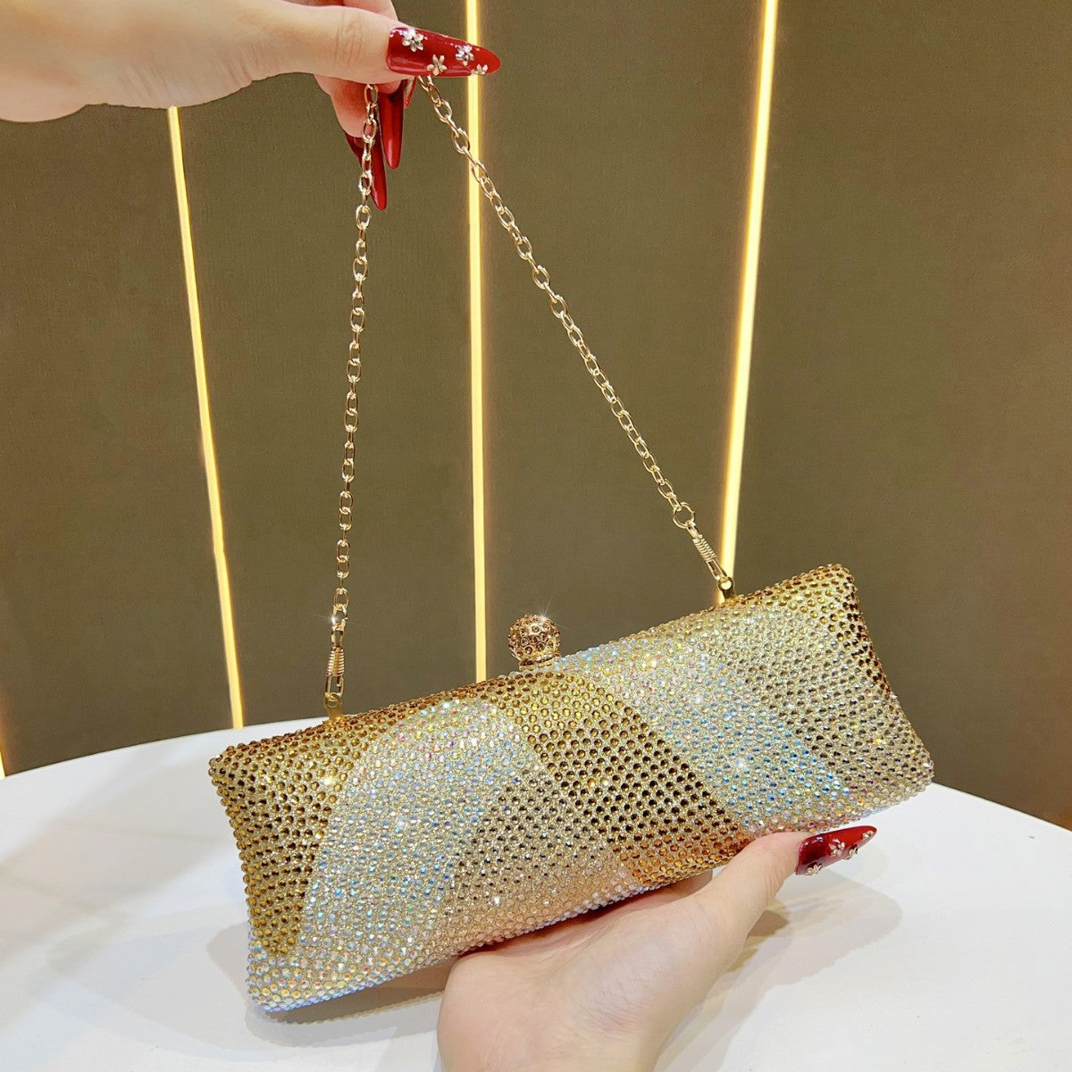 Glamouröse mit Strass besetzte Clutch
