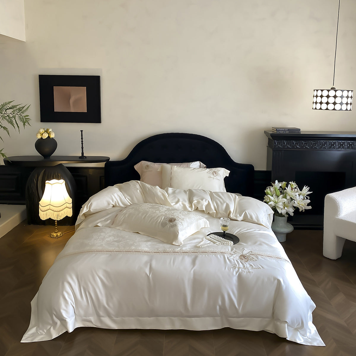 Luxuriöses Satin-Bettwäsche-Set mit feiner Stickerei und Kissenbezügen