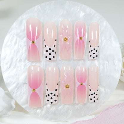 Kunstnagelset mit eleganten Blüten- und Punktmustern Brehn