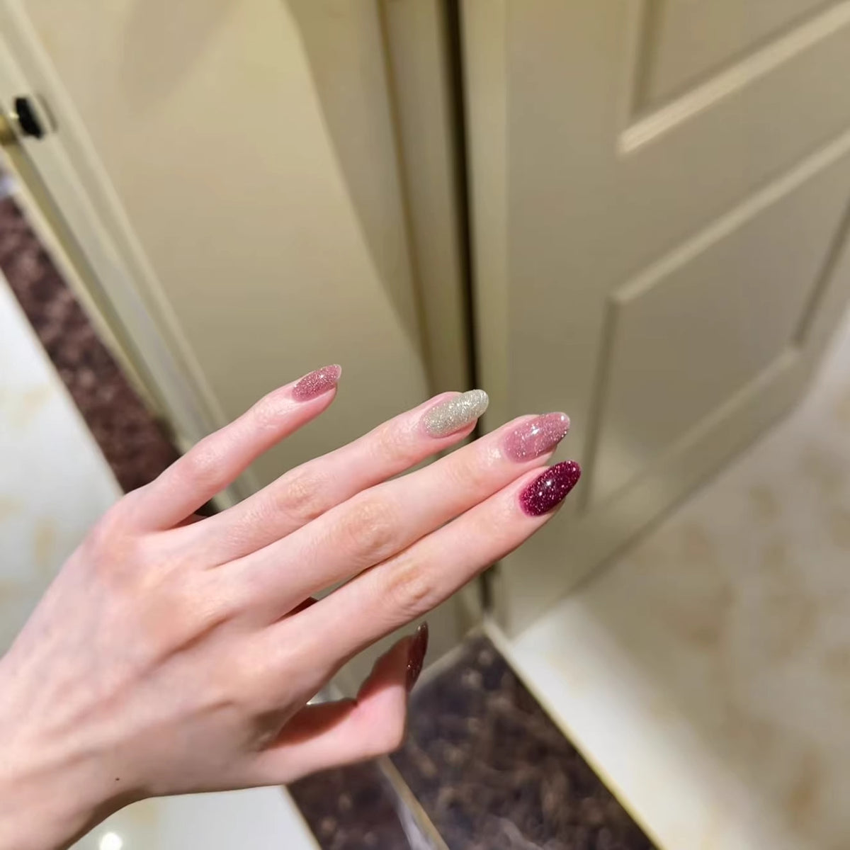 Glitzernde Stiletto-Nagelkunst-Erweiterungen