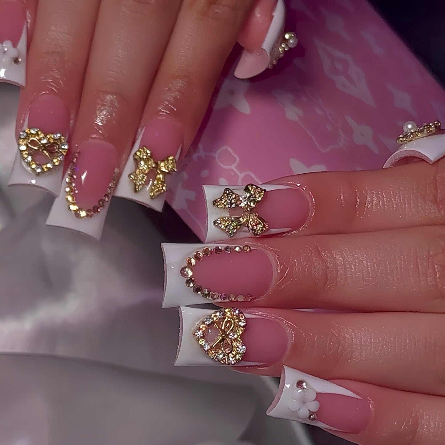 Dekorative Strass-Nagelerweiterungen Brehn