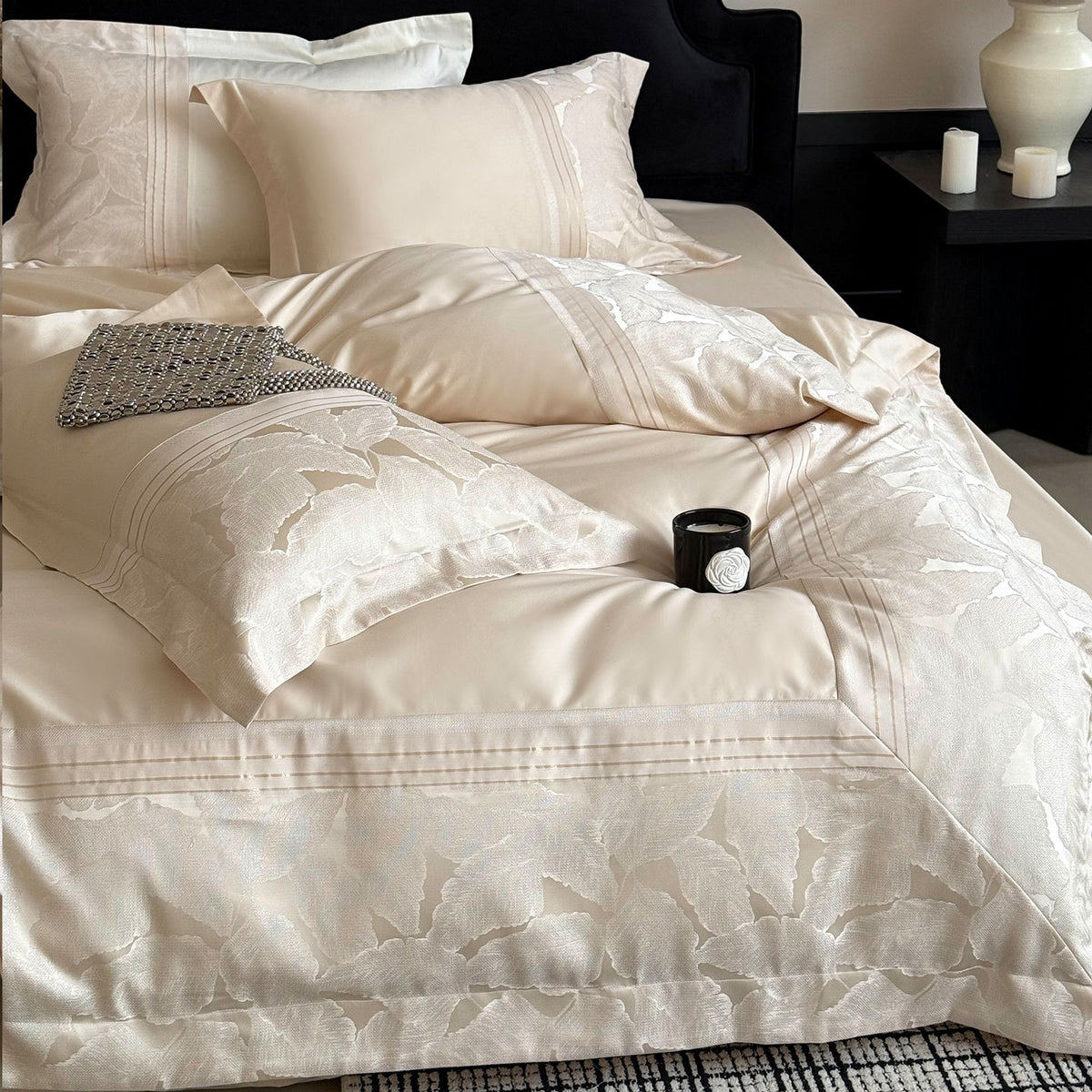 Luxuriöses Satin-Jacquard-Blumenbettwäsche-Set mit plissiertem Bettrock