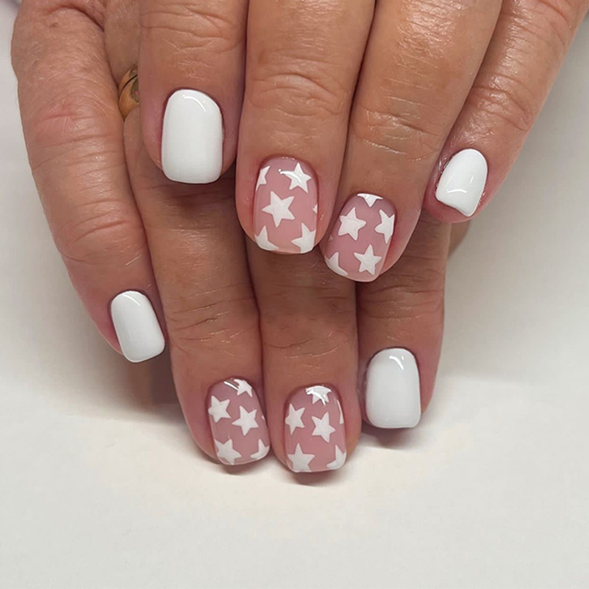 Kunstvolle Nagelkunst im Sternen-Design Brehn