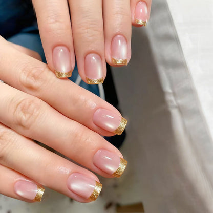 Elegante Nagelkunst mit Glitzerkante Brehn