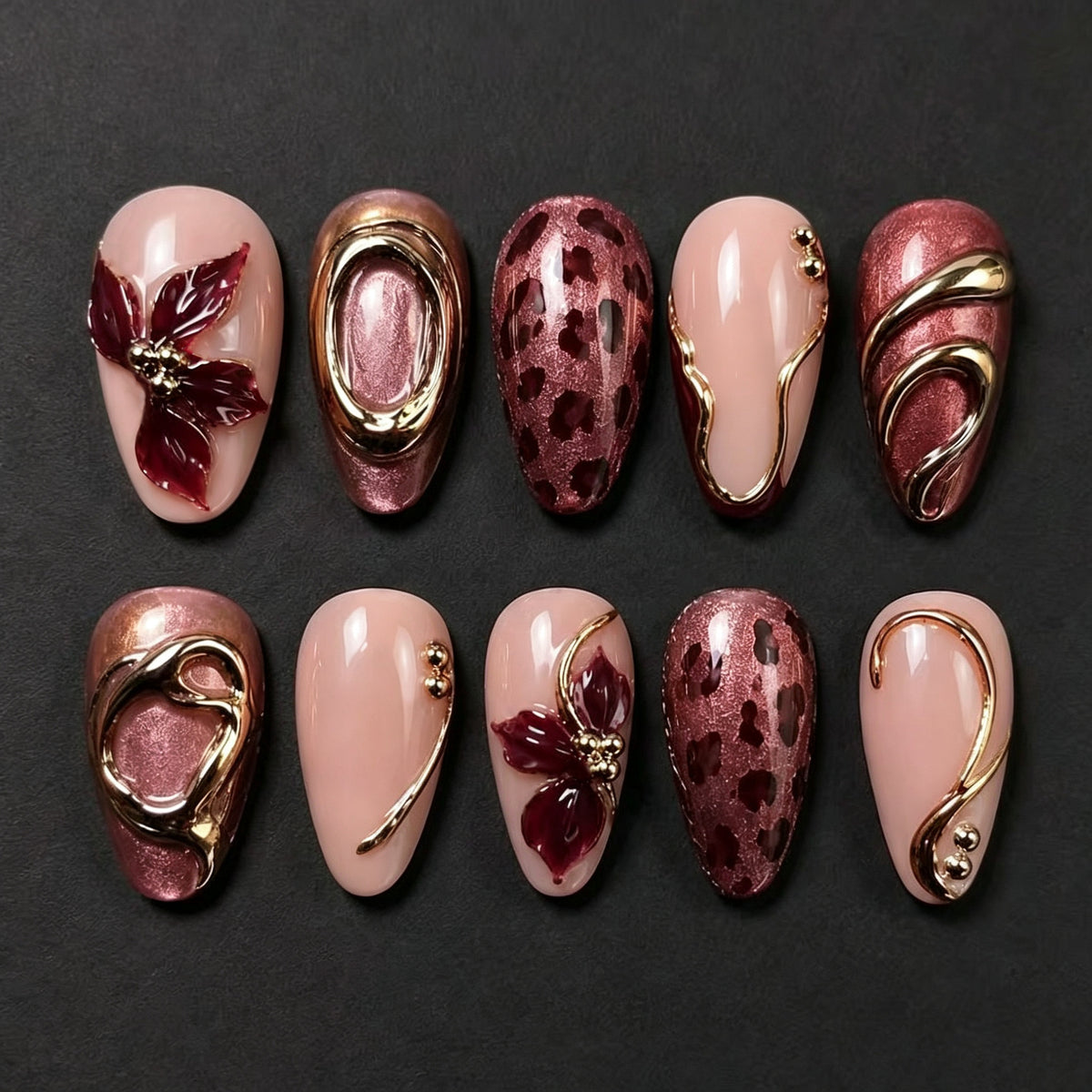 Blumenverziertes Press-On Nail Art Set mit goldenen Akzenten Brehn