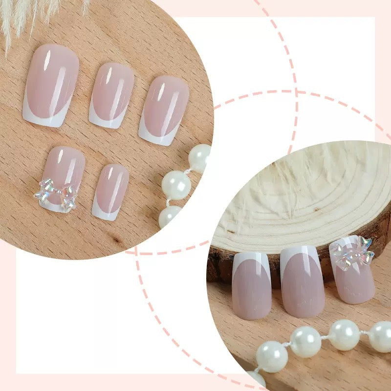 Kunstnagelset mit glamourösen French-Spitzen und funkelnden Akzenten Brehn