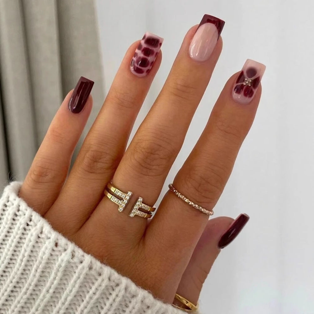 Kunstnagelset mit eleganten geometrischen Designs und akzentuierenden Strassdetails Brehn