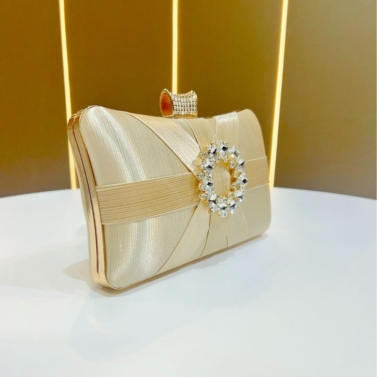 Dekorative Satin Abend-Clutch