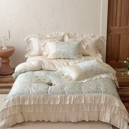 Romantisches Bettwäscheset aus Baumwollsatin mit Rüschenvolant und zartem Blumenprint
