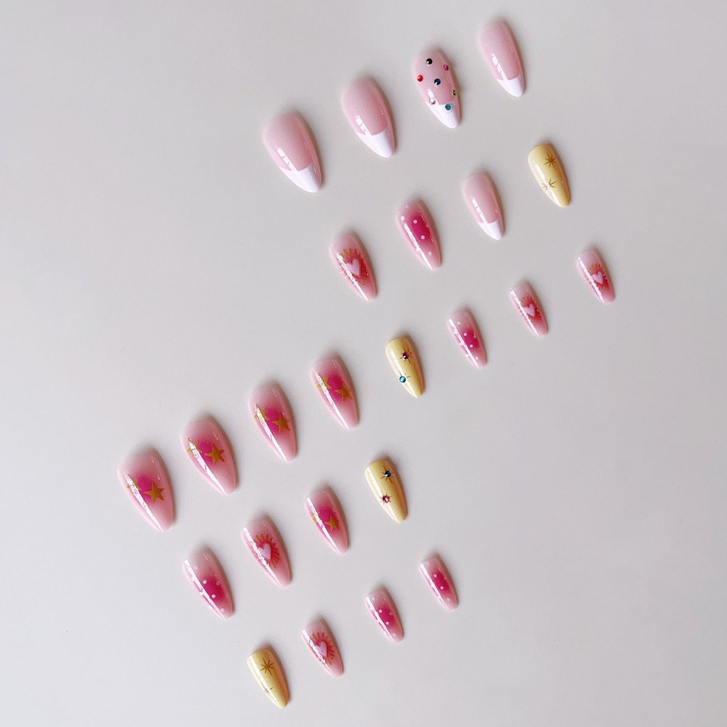 Kunstnagelset mit kreativen 3D-Motiven und Glitzerakzenten Brehn
