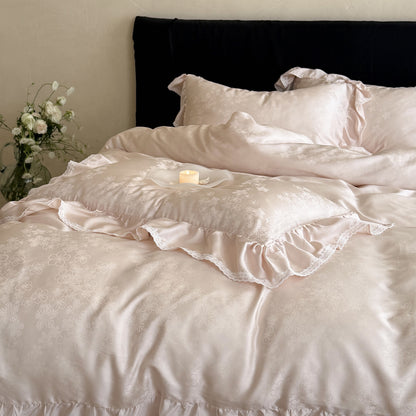Luxuriöse Bettwäsche-Garnitur aus Mako‑Satin mit Rüschenbordüre und feinem Blumen‑Jacquard Brehn