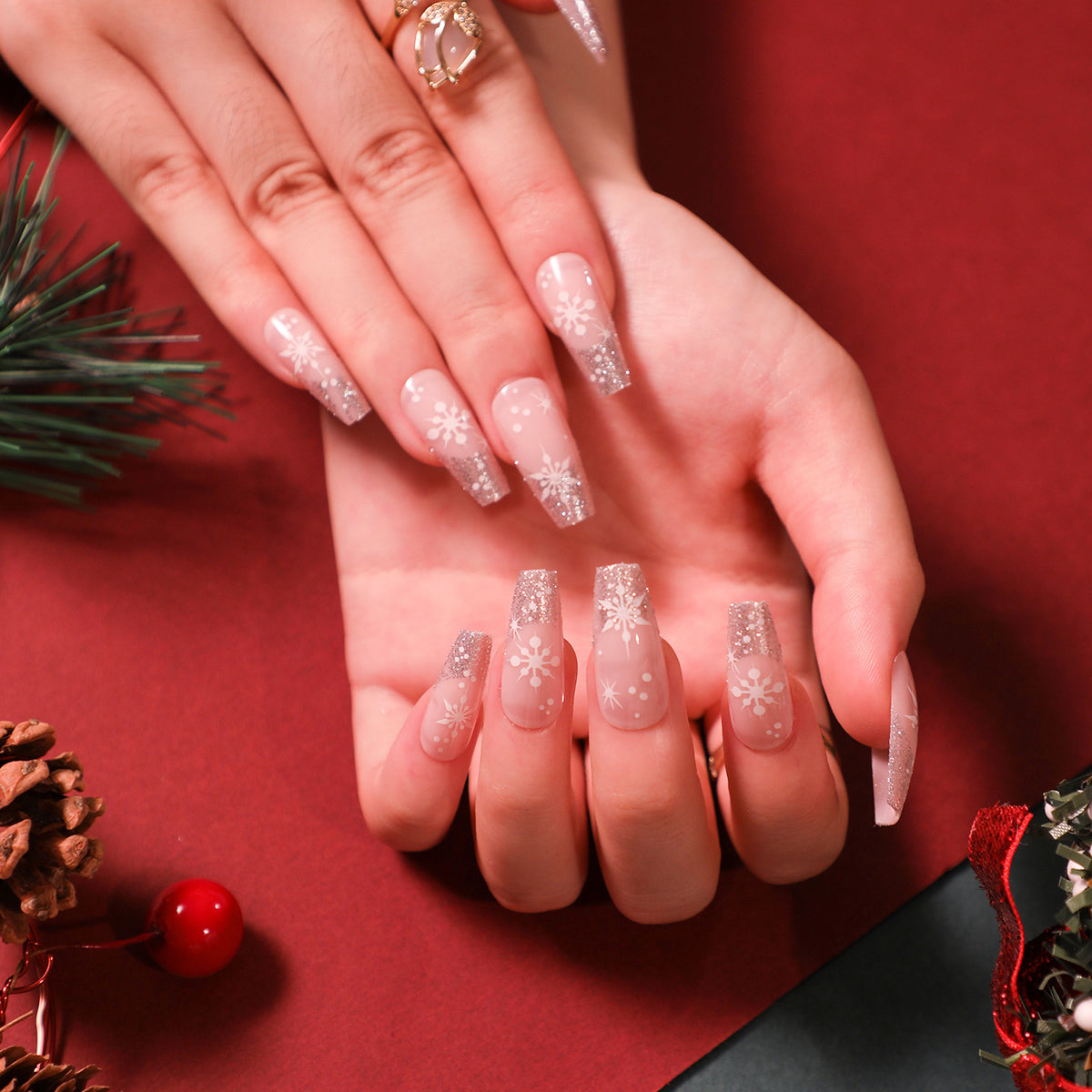 Glitzernde Kunst-Acrylnägel mit Weihnachtsmotiven Brehn
