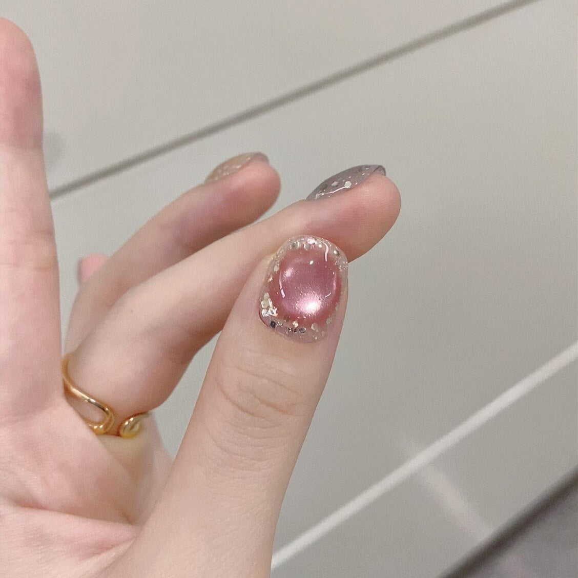 Künstliche Kunstnägel mit Schimmernden Effekten und Eleganten Glitzerakzenten Brehn