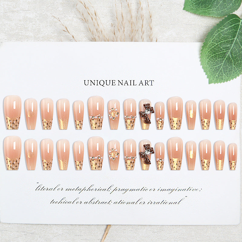 Kunstnagelset mit eleganten Applikationen Brehn