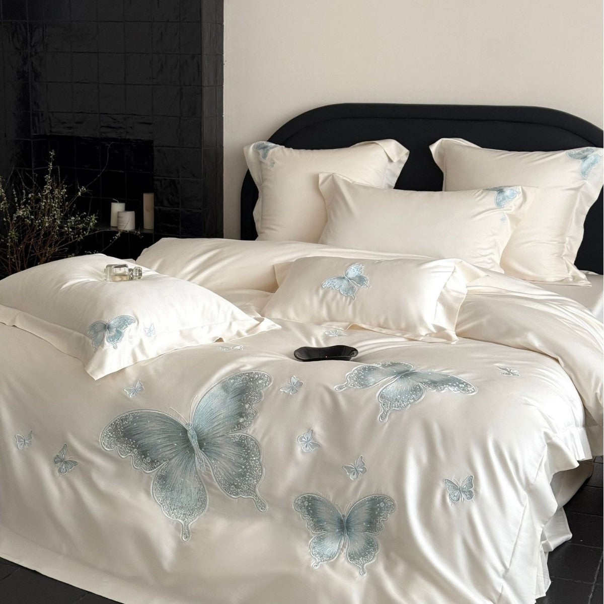 Elegante Satin-Bettwäschegarnitur mit tonaler Schmetterlingsstickerei