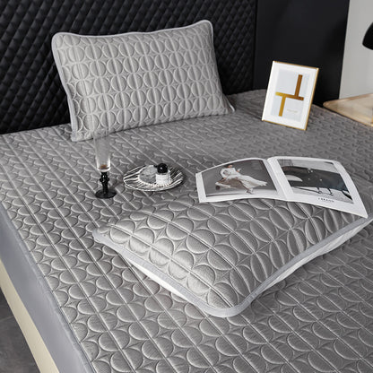 Gesteppte Tagesdecke mit geometrischem Kreis-Steppmuster und passendem Kissen-Set