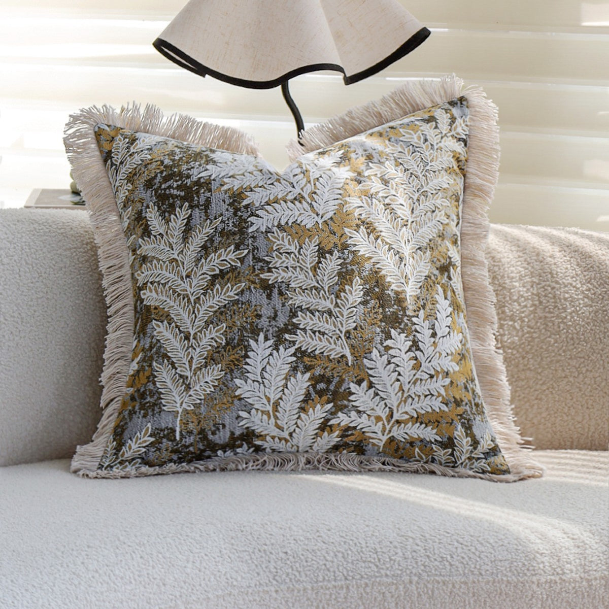 Dekorativer Samt-Kissenbezug mit besticktem Farn-Jacquard und Fransenrand Brehn