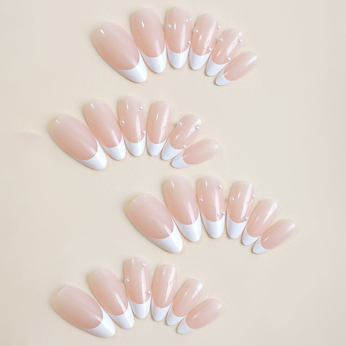 Kunstnagelset mit eleganten Spitzen und Perlenverzierungen Brehn