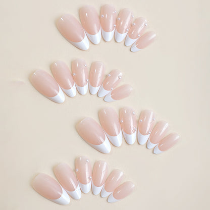 Kunstnagelset mit eleganten Spitzen und Perlenverzierungen Brehn