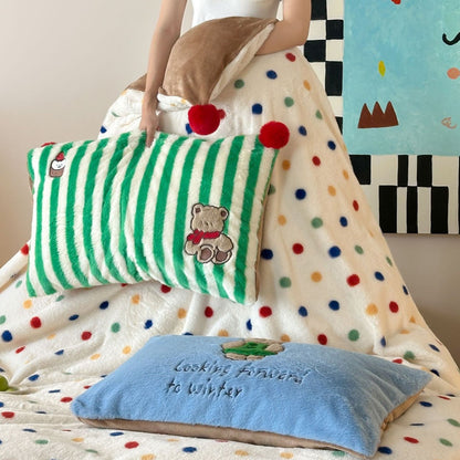Kuschelige Wendbare Bettwäsche-Garnitur aus Plüsch mit bunten Punkten und Pompon-Ecken